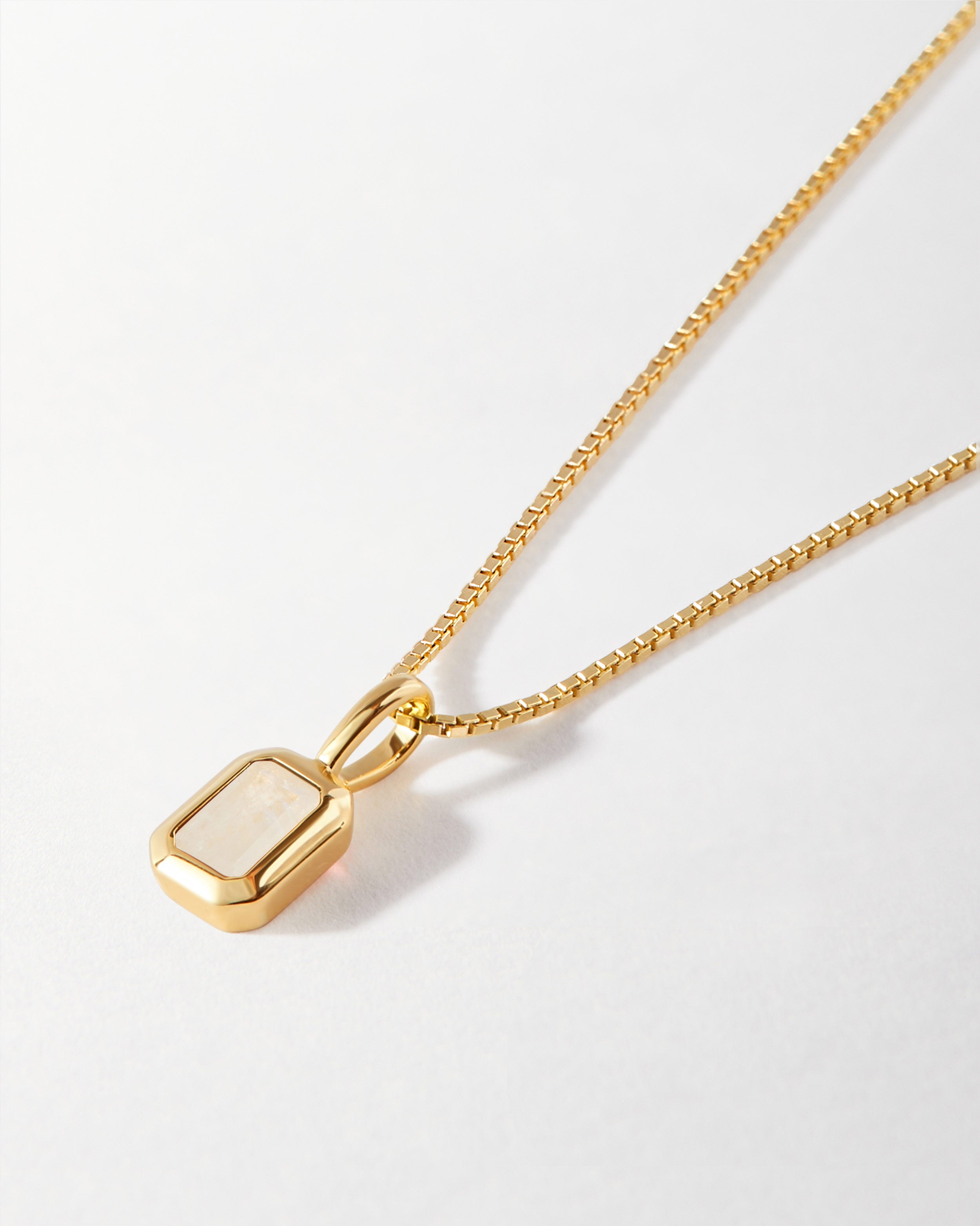 Detalhe do Colar Retângulo Pedra do Mês - Junho (Pedra-da-Lua) - Ouro 18K | SILLENE