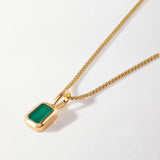 Detalhe do Colar Retângulo Pedra do Mês - Maio (Ônix Verde) - Ouro 18K | SILLENE