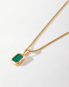 Detalhe do Colar Retângulo Pedra do Mês - Maio (Ônix Verde) - Ouro 18K | SILLENE