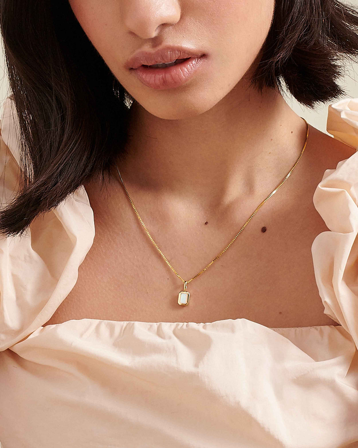 Detalhe do Colar Retângulo Pedra do Mês - Outubro (Opala) - Ouro 18K | SILLENE