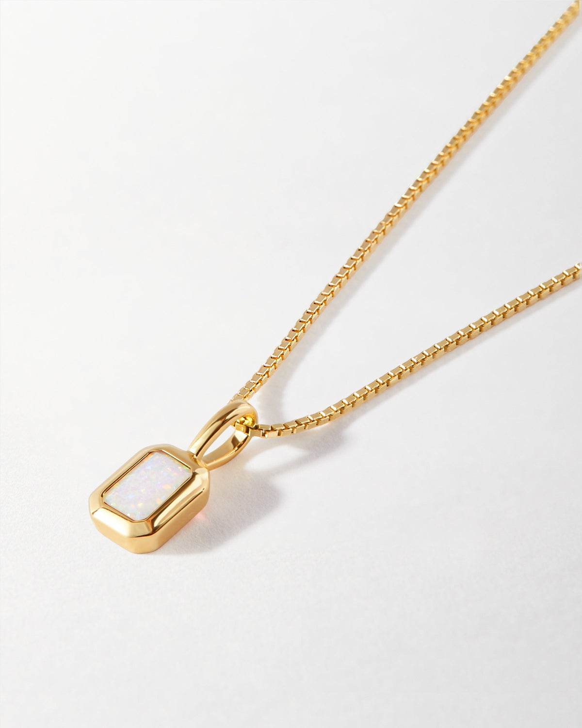 Detalhe do Colar Retângulo Pedra do Mês - Outubro (Opala) - Ouro 18K | SILLENE