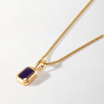 Detalhe do Colar Retângulo Pedra do Mês - Setembro (Safira Azul) - Ouro 18K | SILLENE