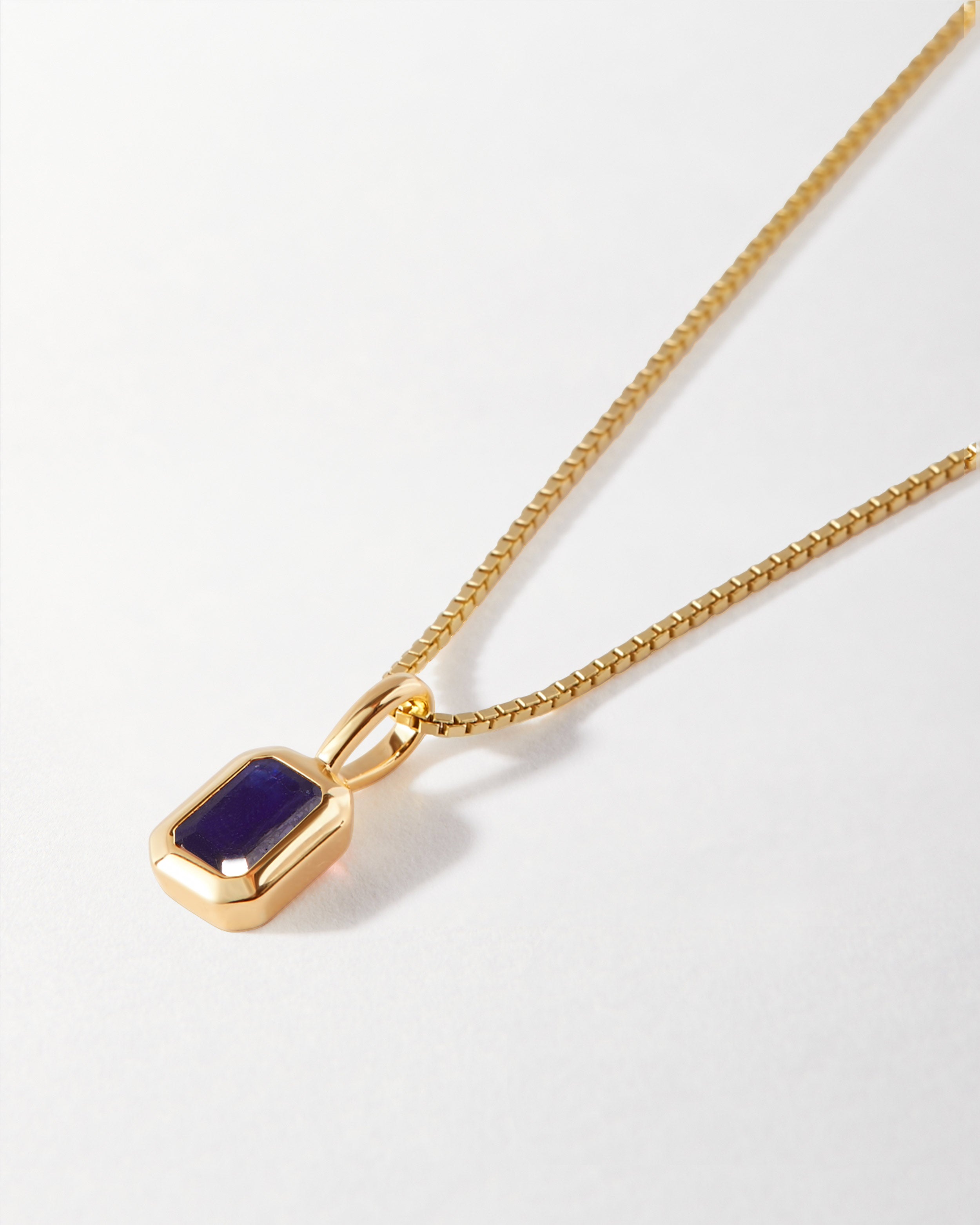Detalhe do Colar Retângulo Pedra do Mês - Setembro (Safira Azul) - Ouro 18K | SILLENE