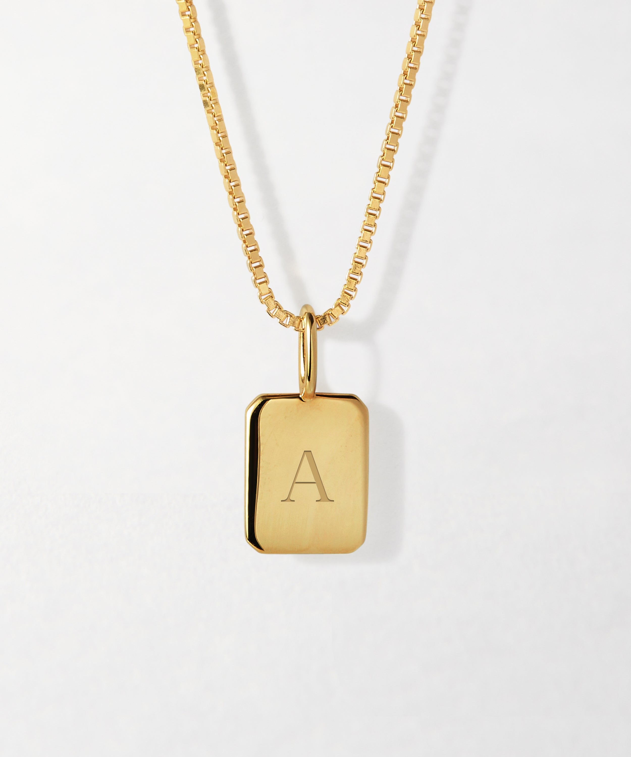 Letra A do Colar Tag Inicial - Ouro 18K | SILLENE