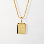 Letra F do Colar Tag Inicial - Ouro 18K | SILLENE