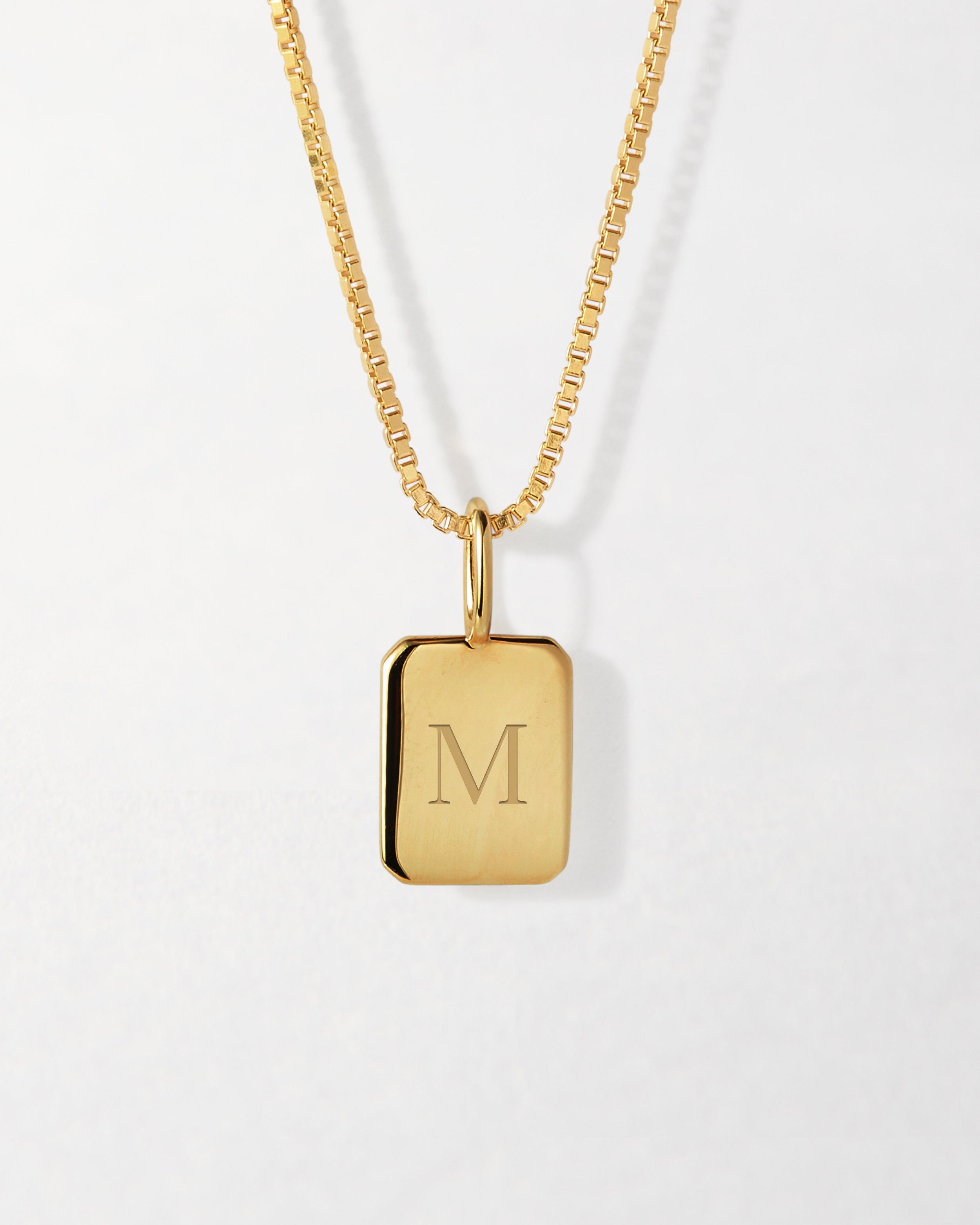Letra M do Colar Tag Inicial - Ouro 18K | SILLENE