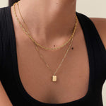 Detalhe do Colar Tag Inicial - Ouro 18K | SILLENE