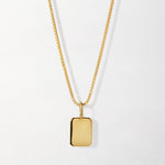 Colar Tag Inicial - Ouro 18K em uso | SILLENE