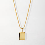 Colar Tag Inicial - Ouro 18K em uso | SILLENE