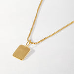 Colar Tag Inicial - Ouro 18K em uso | SILLENE