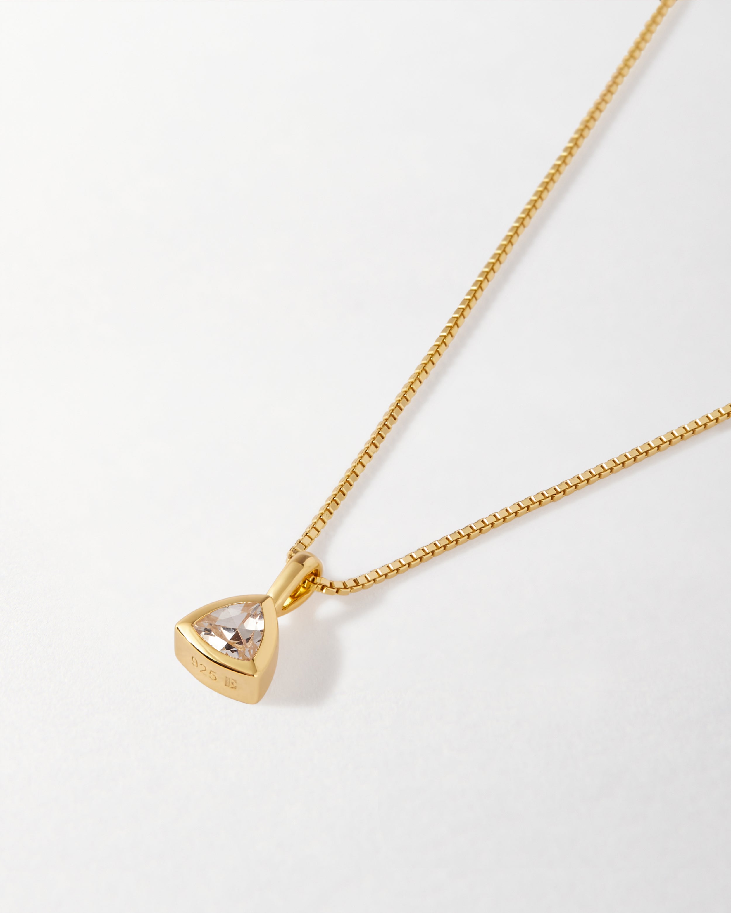 Colar Triângulo Pedra do Mês - Abril (Topázio Branco) - Ouro 18K | SILLENE