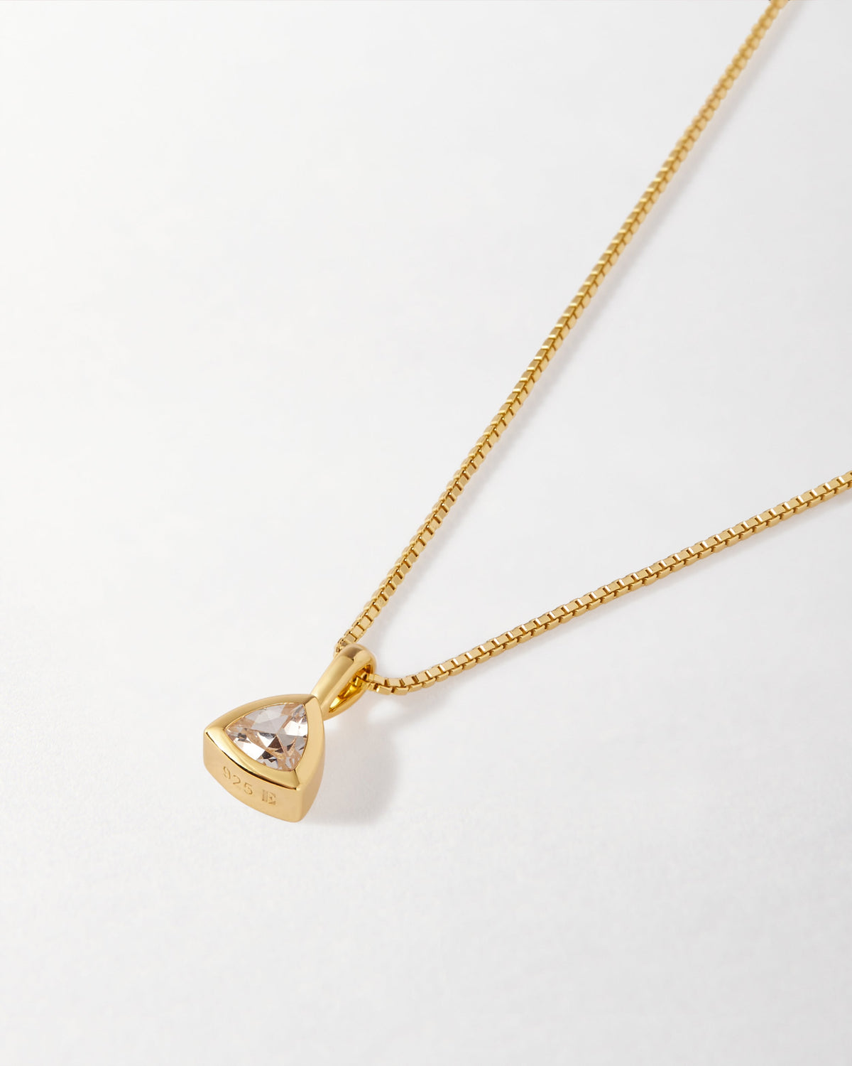Colar Triângulo Pedra do Mês - Abril (Topázio Branco) - Ouro 18K | SILLENE