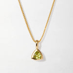 Colar Triângulo Pedra do Mês - Agosto (Peridoto) - Ouro 18K | SILLENE