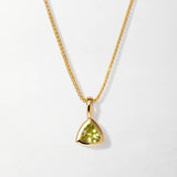 Colar Triângulo Pedra do Mês - Agosto (Peridoto) - Ouro 18K | SILLENE