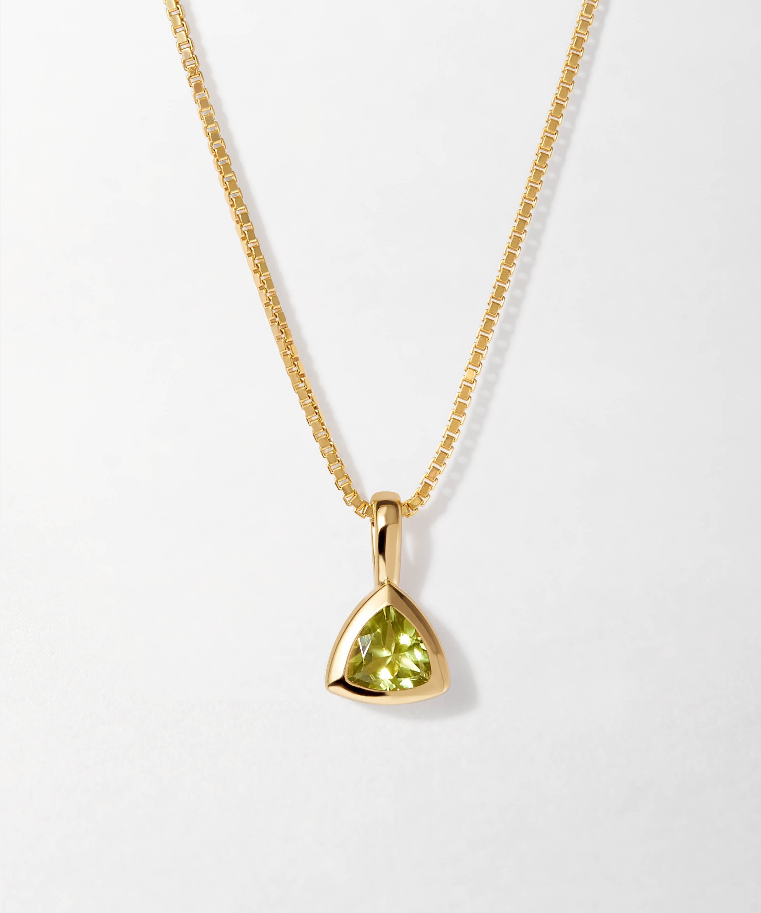 Colar Triângulo Pedra do Mês - Agosto (Peridoto) - Ouro 18K | SILLENE