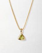 Colar Triângulo Pedra do Mês - Agosto (Peridoto) - Ouro 18K | SILLENE