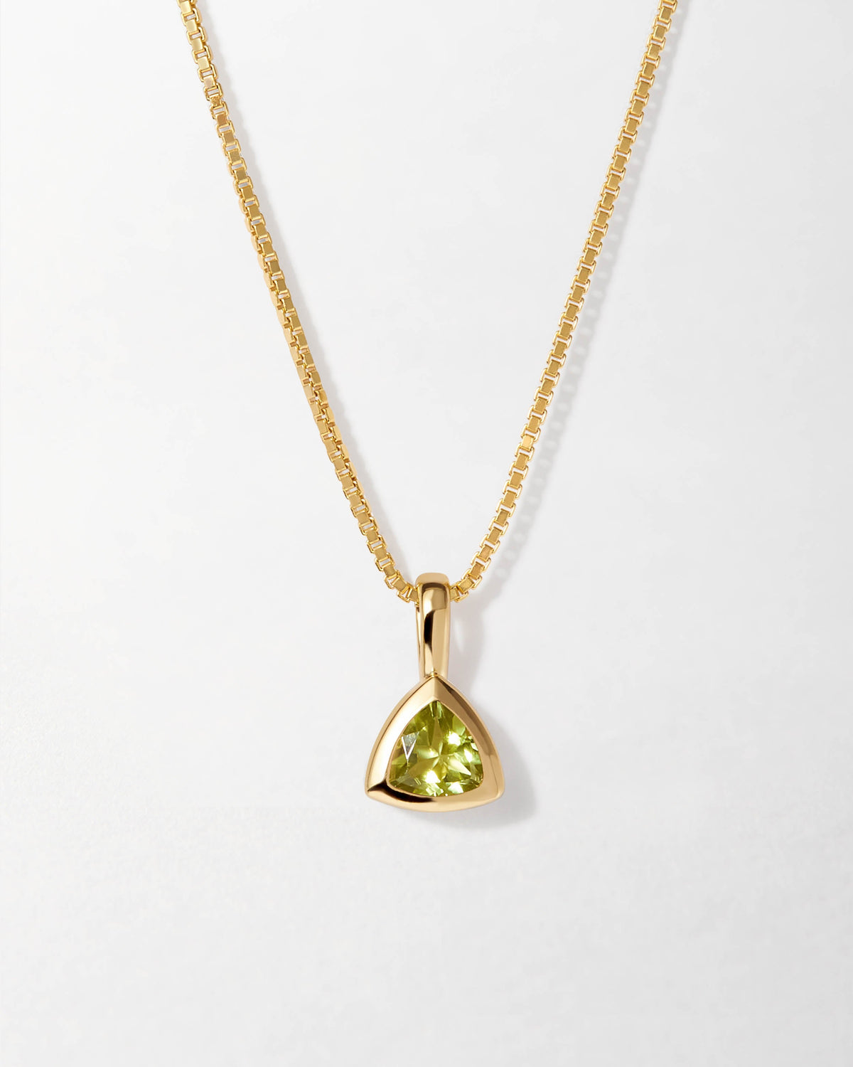 Colar Triângulo Pedra do Mês - Agosto (Peridoto) - Ouro 18K | SILLENE
