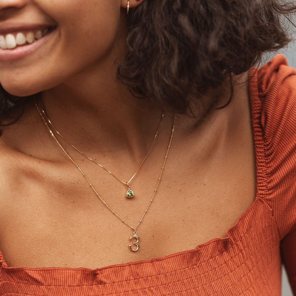 Colar Triângulo Pedra do Mês - Agosto (Peridoto) - Ouro 18K | SILLENE