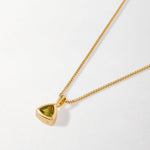 Colar Triângulo Pedra do Mês - Agosto (Peridoto) - Ouro 18K | SILLENE