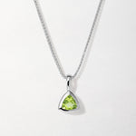 Colar Triângulo Pedra do Mês - Agosto (Peridoto) - Prata | SILLENE