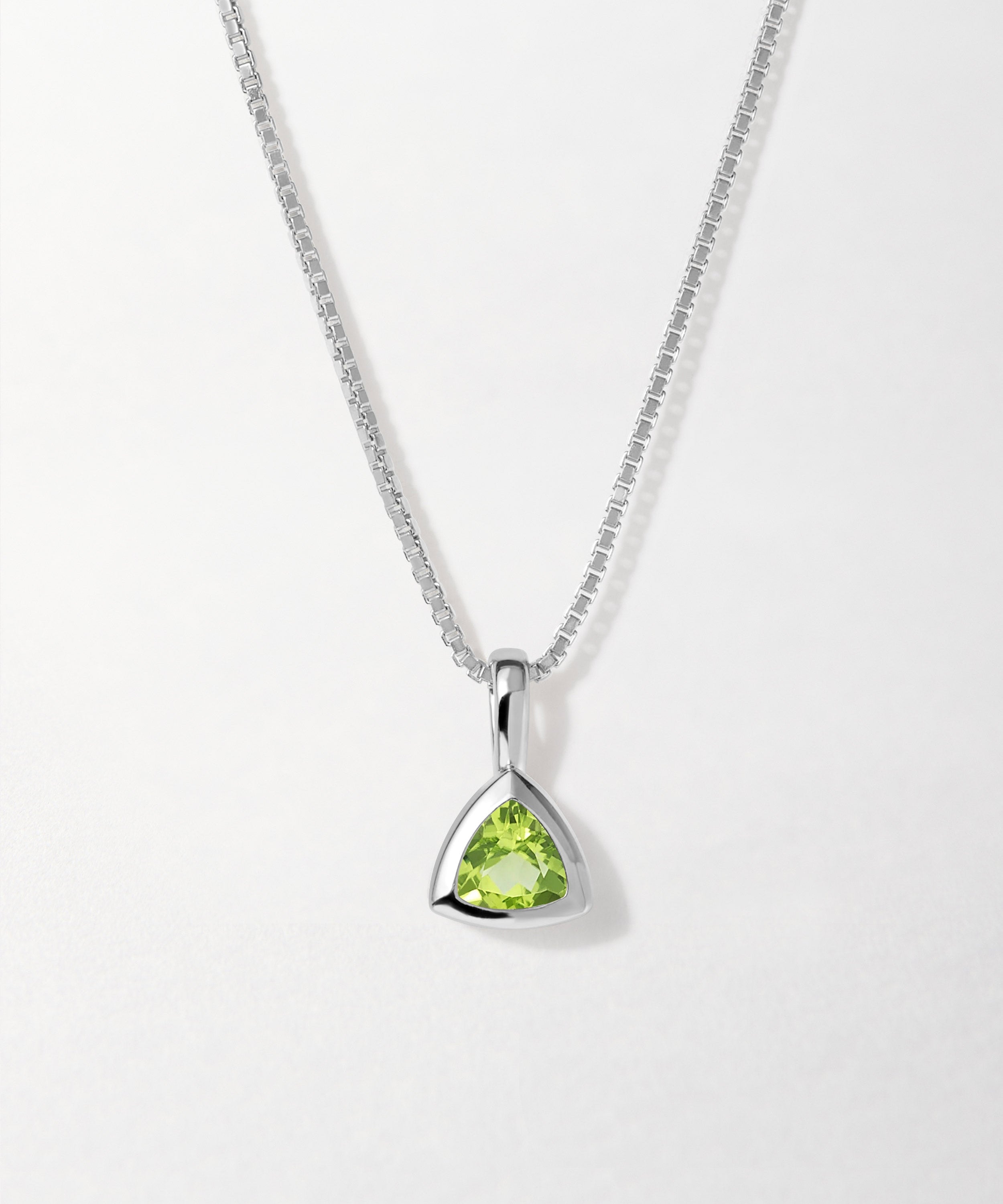 Colar Triângulo Pedra do Mês - Agosto (Peridoto) - Prata | SILLENE