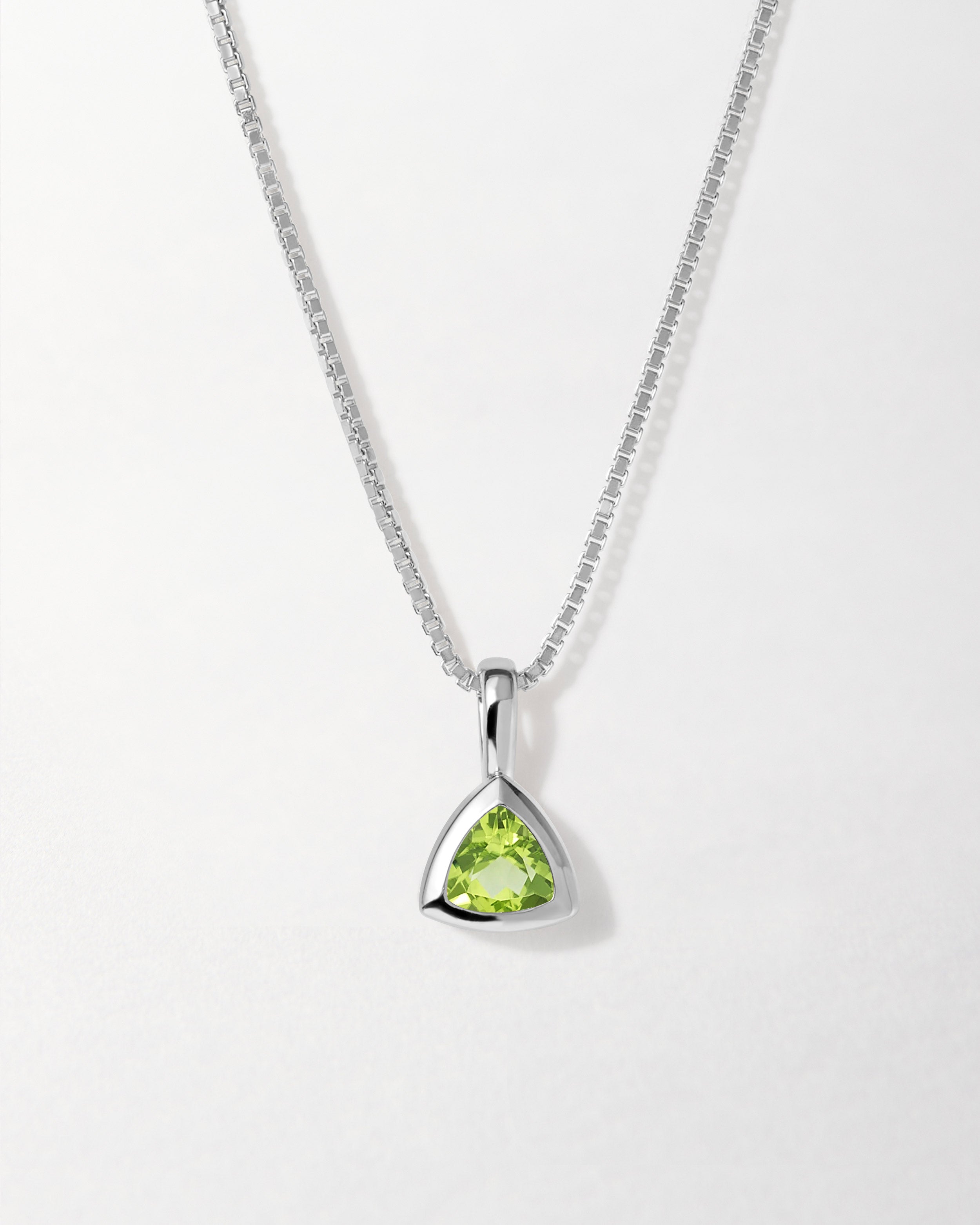 Colar Triângulo Pedra do Mês - Agosto (Peridoto) - Prata | SILLENE