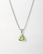 Colar Triângulo Pedra do Mês - Agosto (Peridoto) - Prata | SILLENE