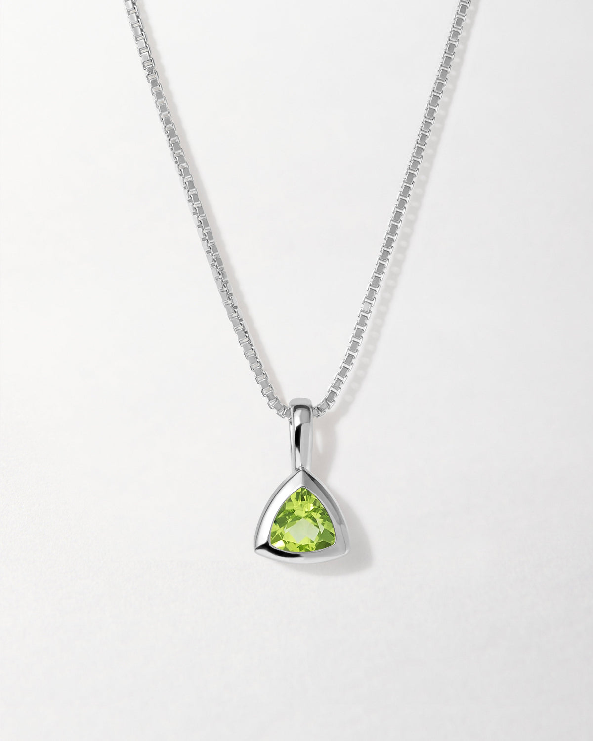 Colar Triângulo Pedra do Mês - Agosto (Peridoto) - Prata | SILLENE