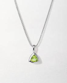 Colar Triângulo Pedra do Mês - Agosto (Peridoto) - Prata | SILLENE
