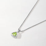 Colar Triângulo Pedra do Mês - Agosto (Peridoto) - Prata | SILLENE