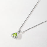 Colar Triângulo Pedra do Mês - Agosto (Peridoto) - Prata | SILLENE