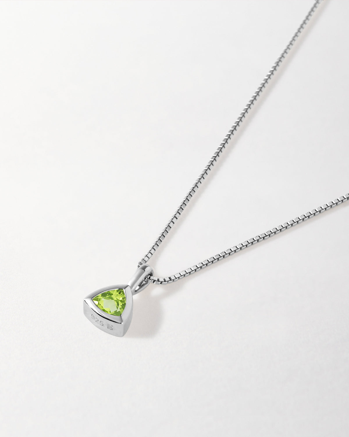 Colar Triângulo Pedra do Mês - Agosto (Peridoto) - Prata | SILLENE