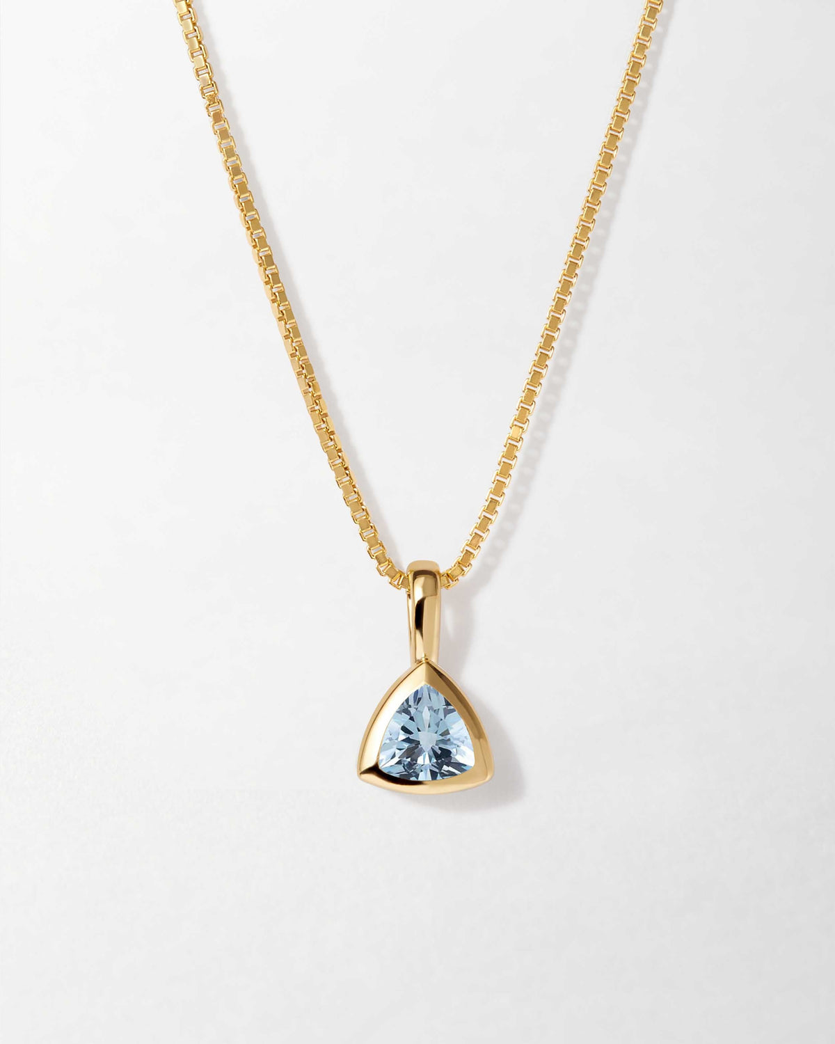 Colar Triângulo Pedra do Mês - Dezembro (Topázio Azul) - Ouro 18K | SILLENE