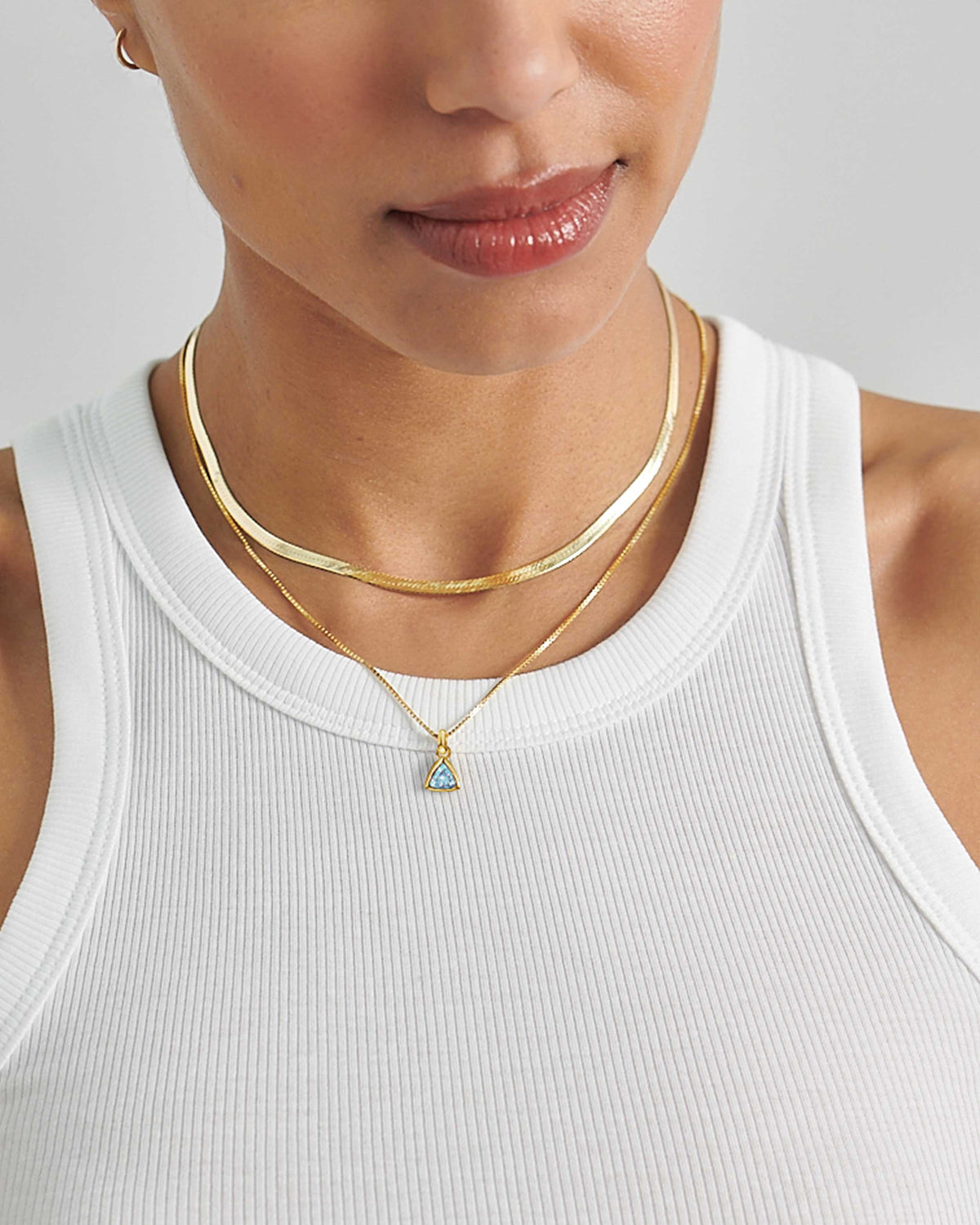 Colar Triângulo Pedra do Mês - Dezembro (Topázio Azul) - Ouro 18K | SILLENE