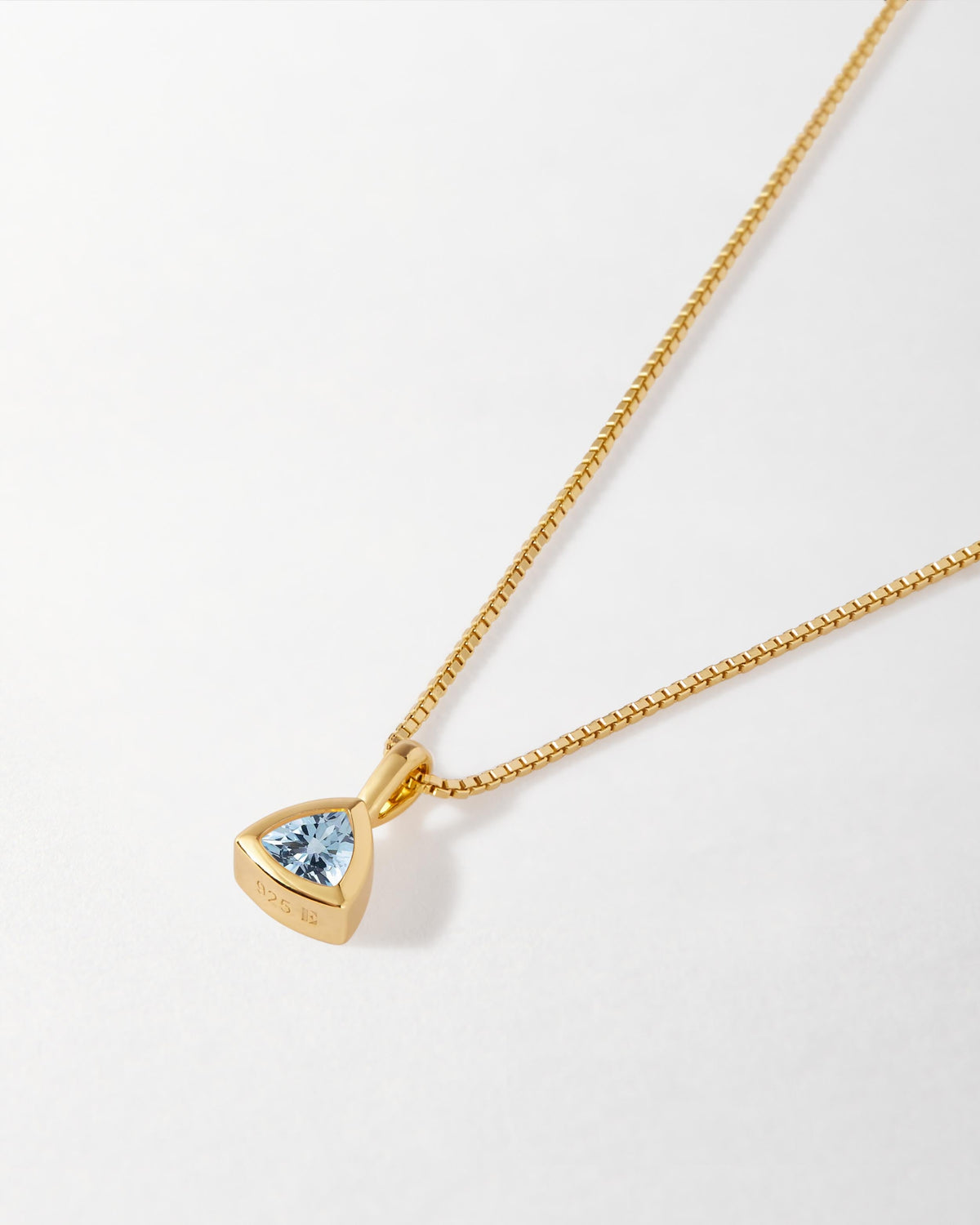 Colar Triângulo Pedra do Mês - Dezembro (Topázio Azul) - Ouro 18K | SILLENE