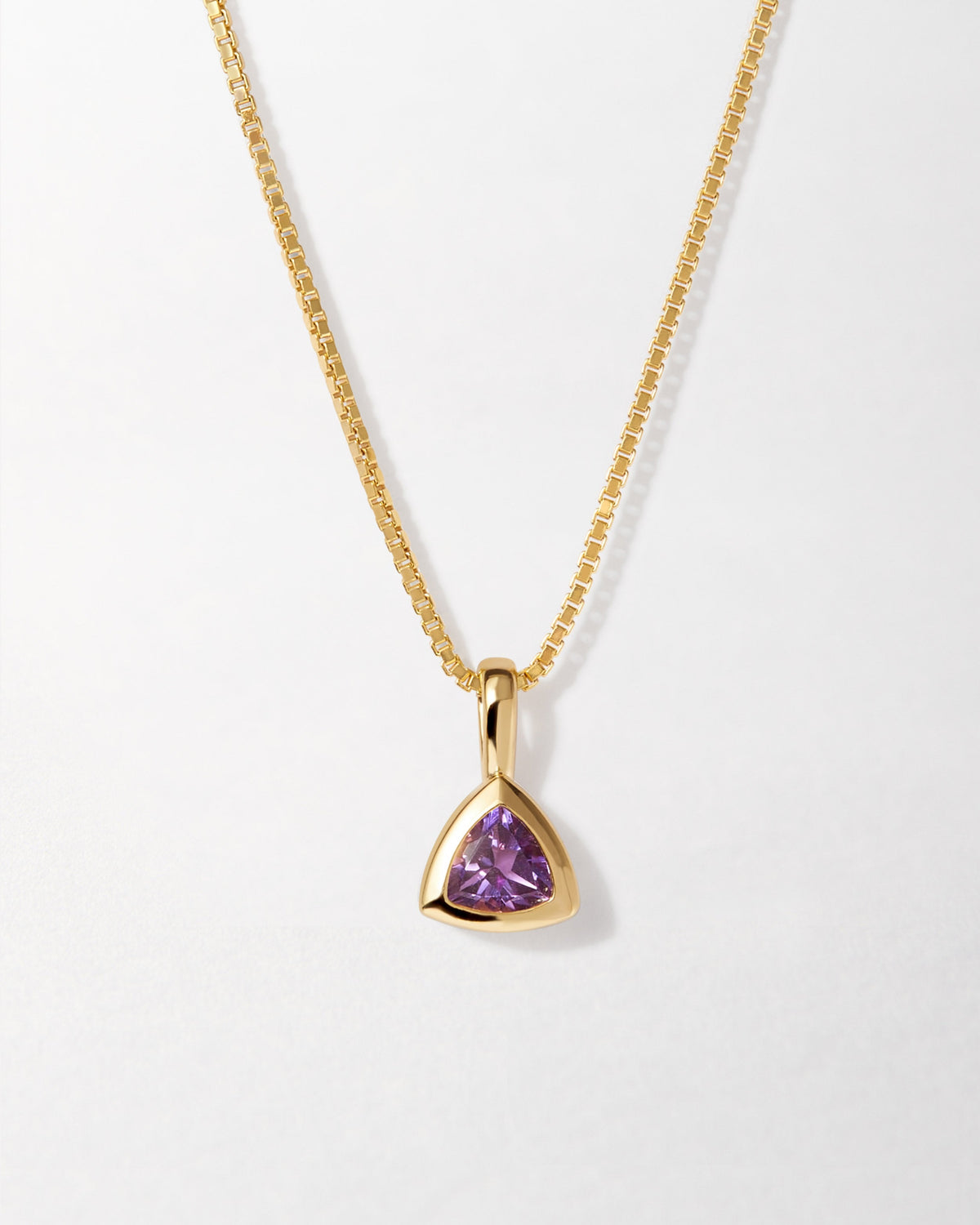 Colar Triângulo Pedra do Mês - Fevereiro (Ametista) - Ouro 18K | SILLENE