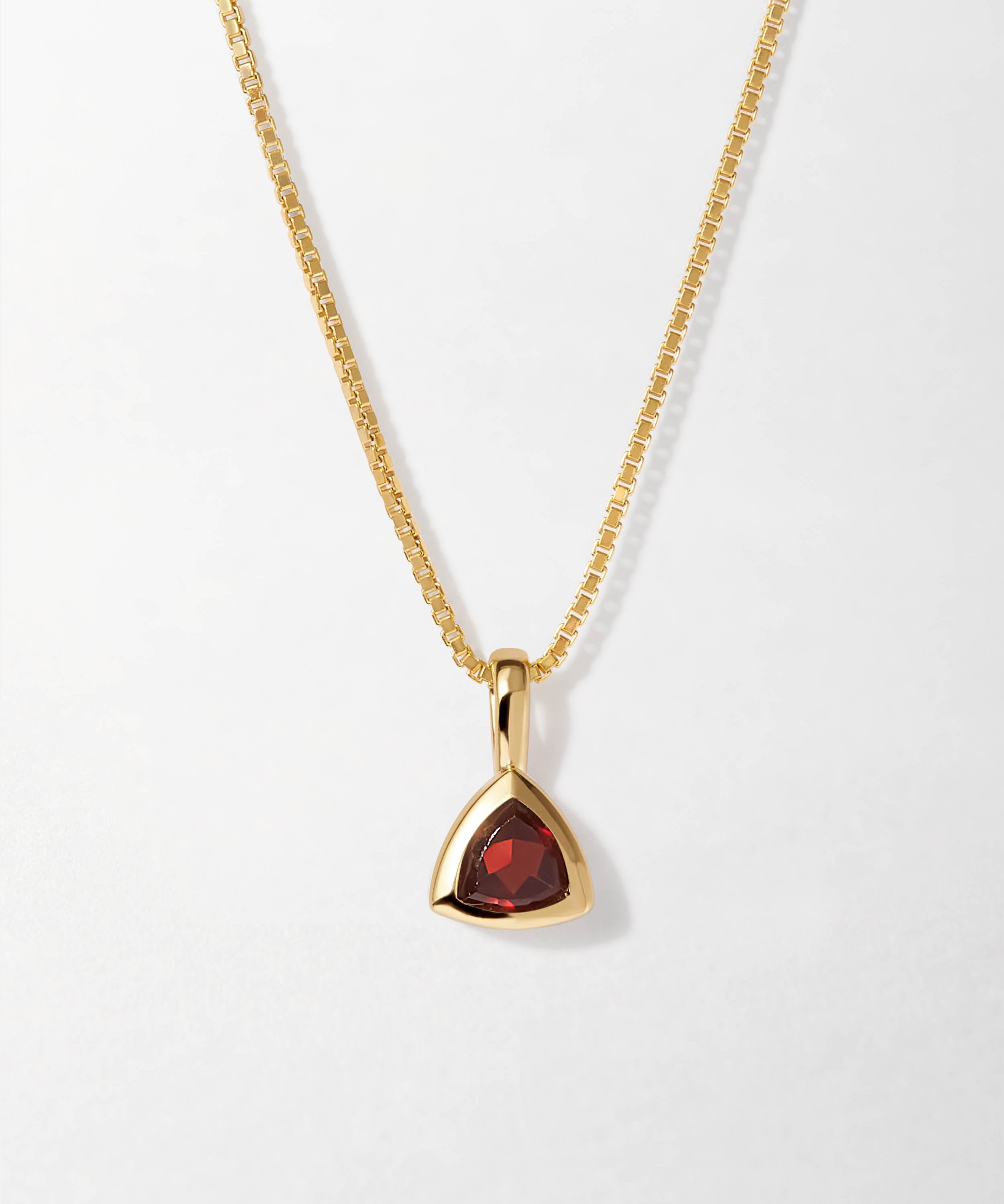Colar Triângulo Pedra do Mês - Janeiro (Granada) - Ouro 18K | SILLENE