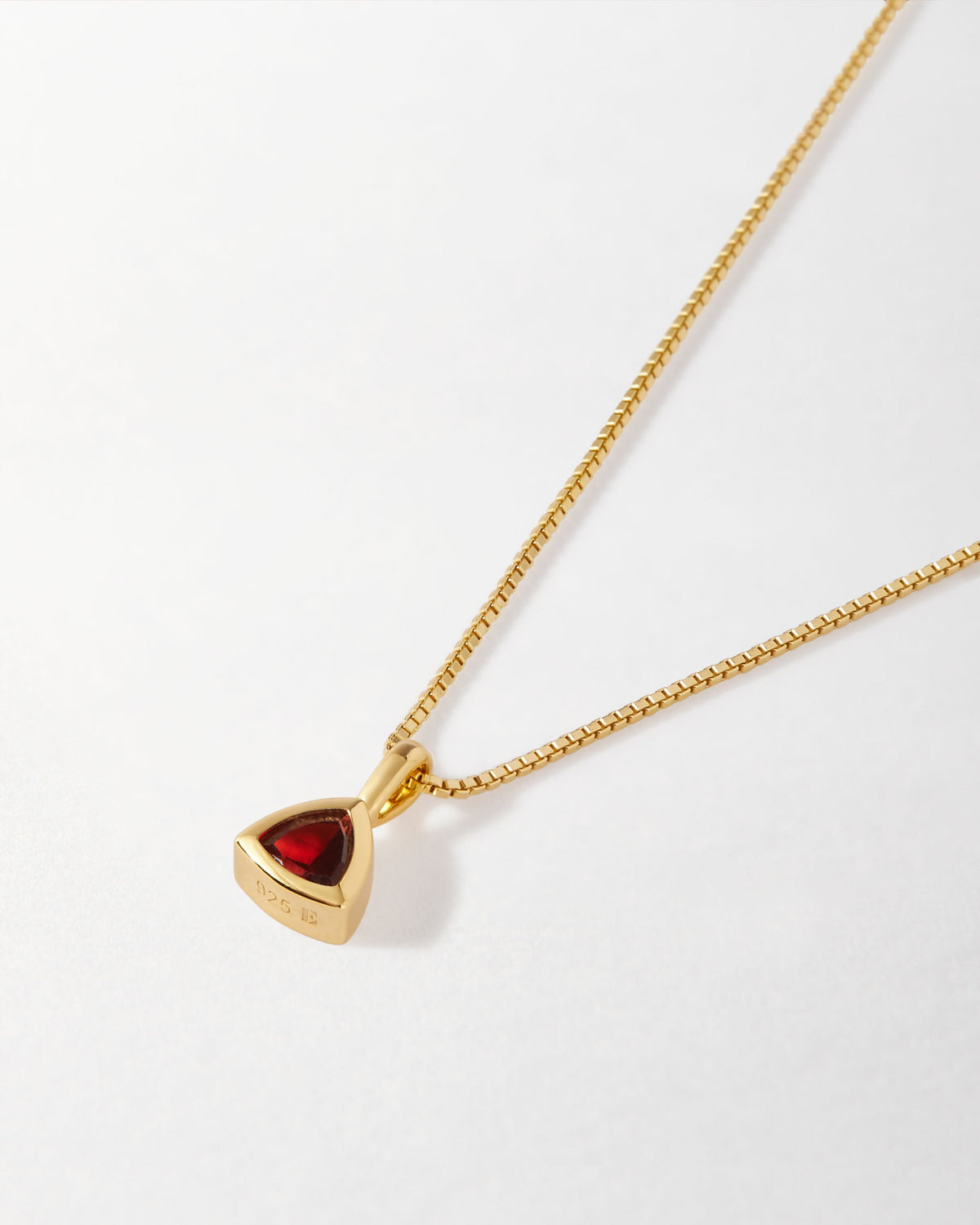 Colar Triângulo Pedra do Mês - Janeiro (Granada) - Ouro 18K | SILLENE