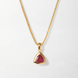 Colar Triângulo Pedra do Mês - Julho (Rubi) - Ouro 18K | SILLENE