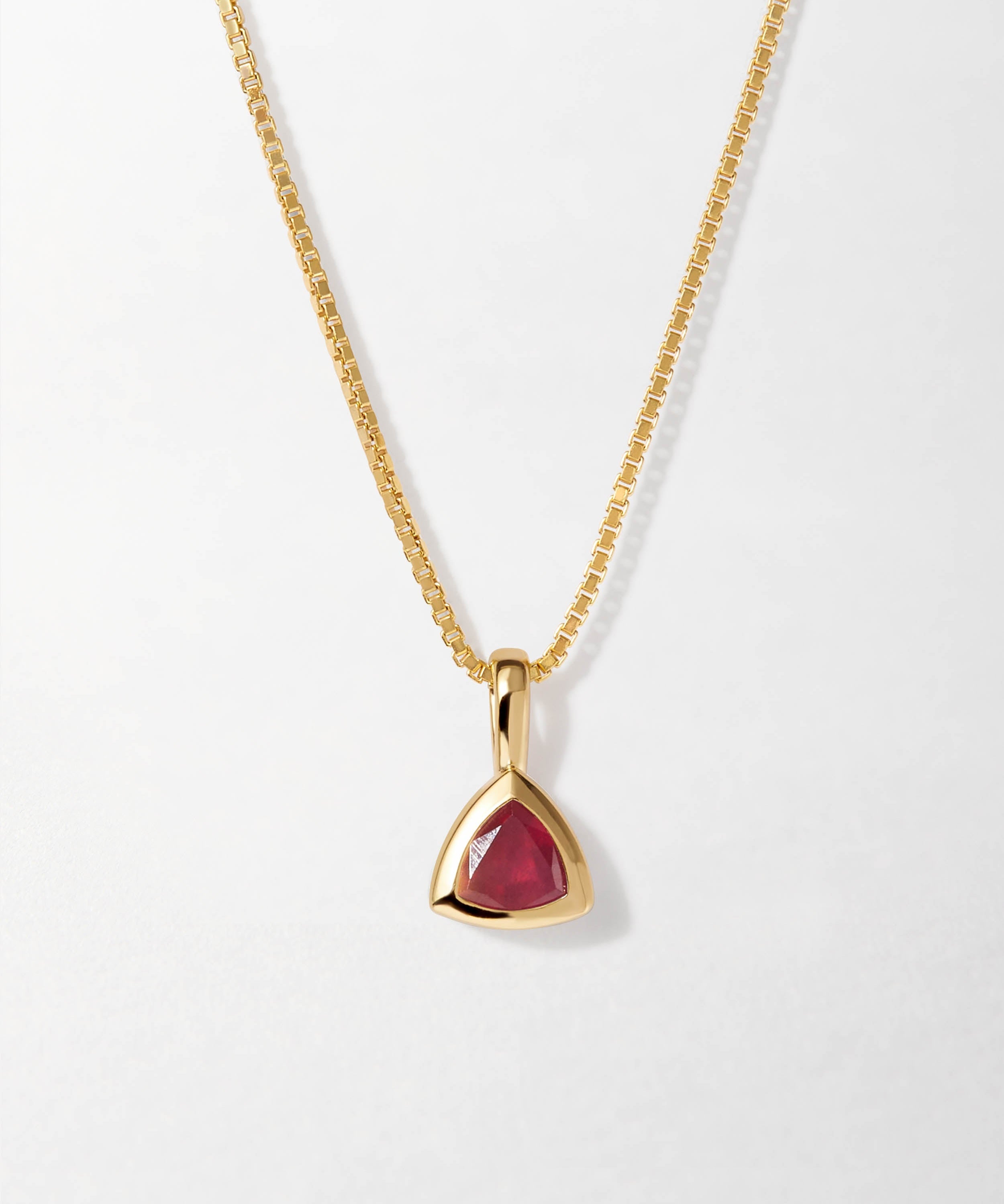 Colar Triângulo Pedra do Mês - Julho (Rubi) - Ouro 18K | SILLENE