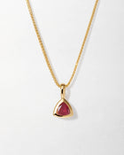 Colar Triângulo Pedra do Mês - Julho (Rubi) - Ouro 18K | SILLENE