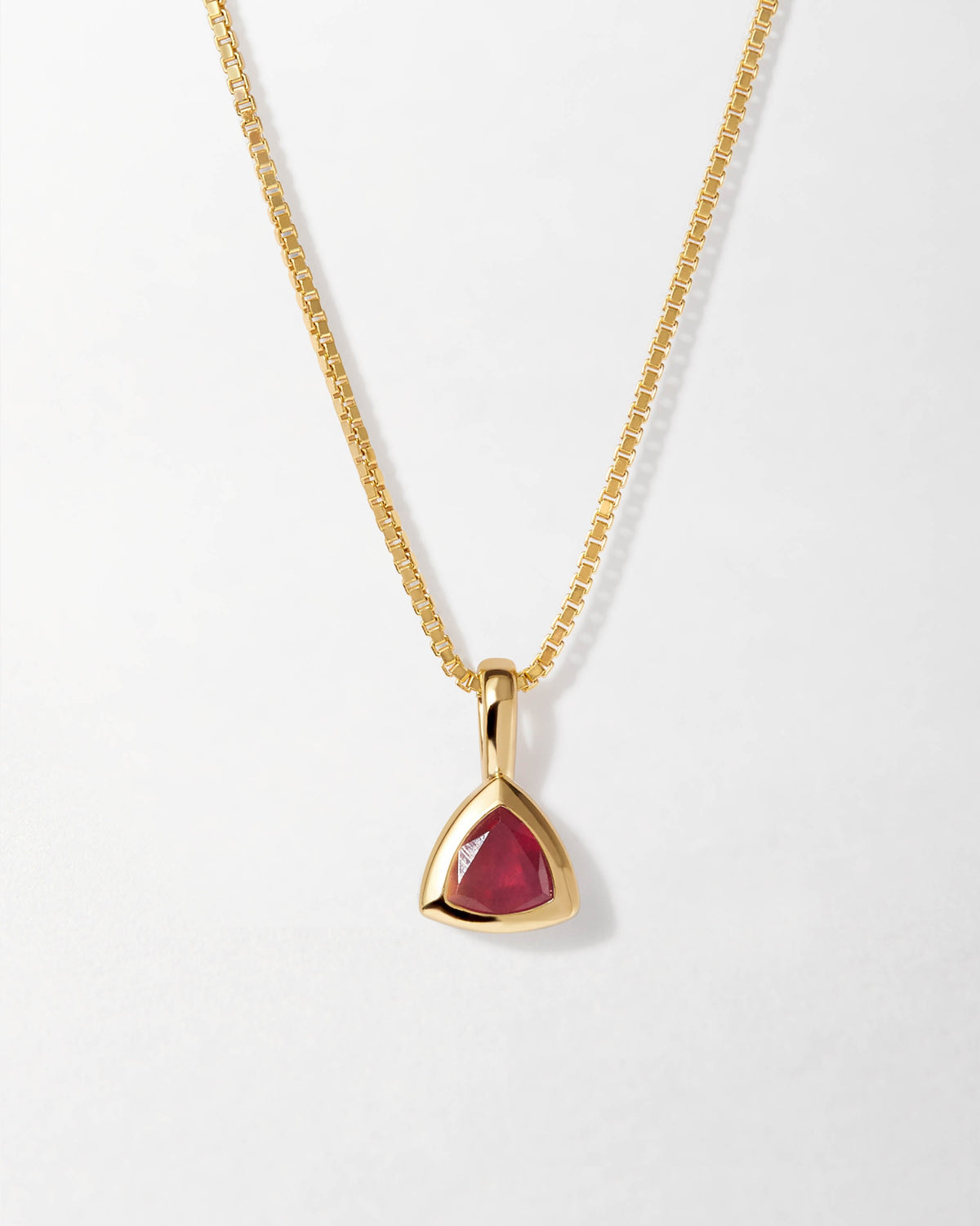Colar Triângulo Pedra do Mês - Julho (Rubi) - Ouro 18K | SILLENE