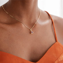 Colar Triângulo Pedra do Mês - Julho (Rubi) - Ouro 18K | SILLENE