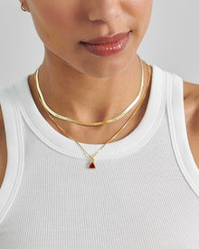 Colar Triângulo Pedra do Mês - Julho (Rubi) - Ouro 18K | SILLENE