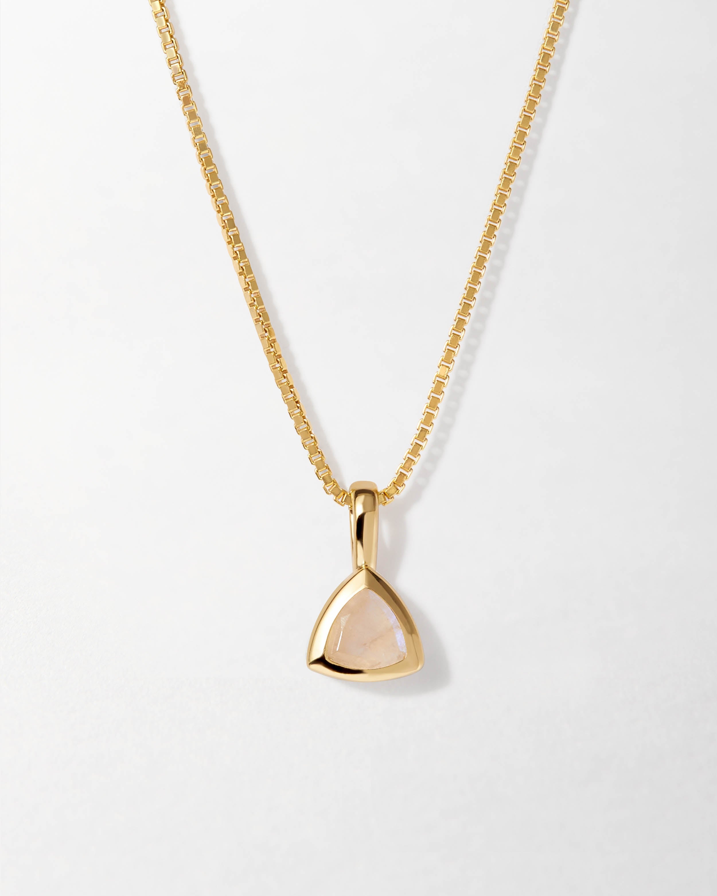 Colar Triângulo Pedra do Mês - Junho (Pedra-da-Lua) - Ouro 18K | SILLENE