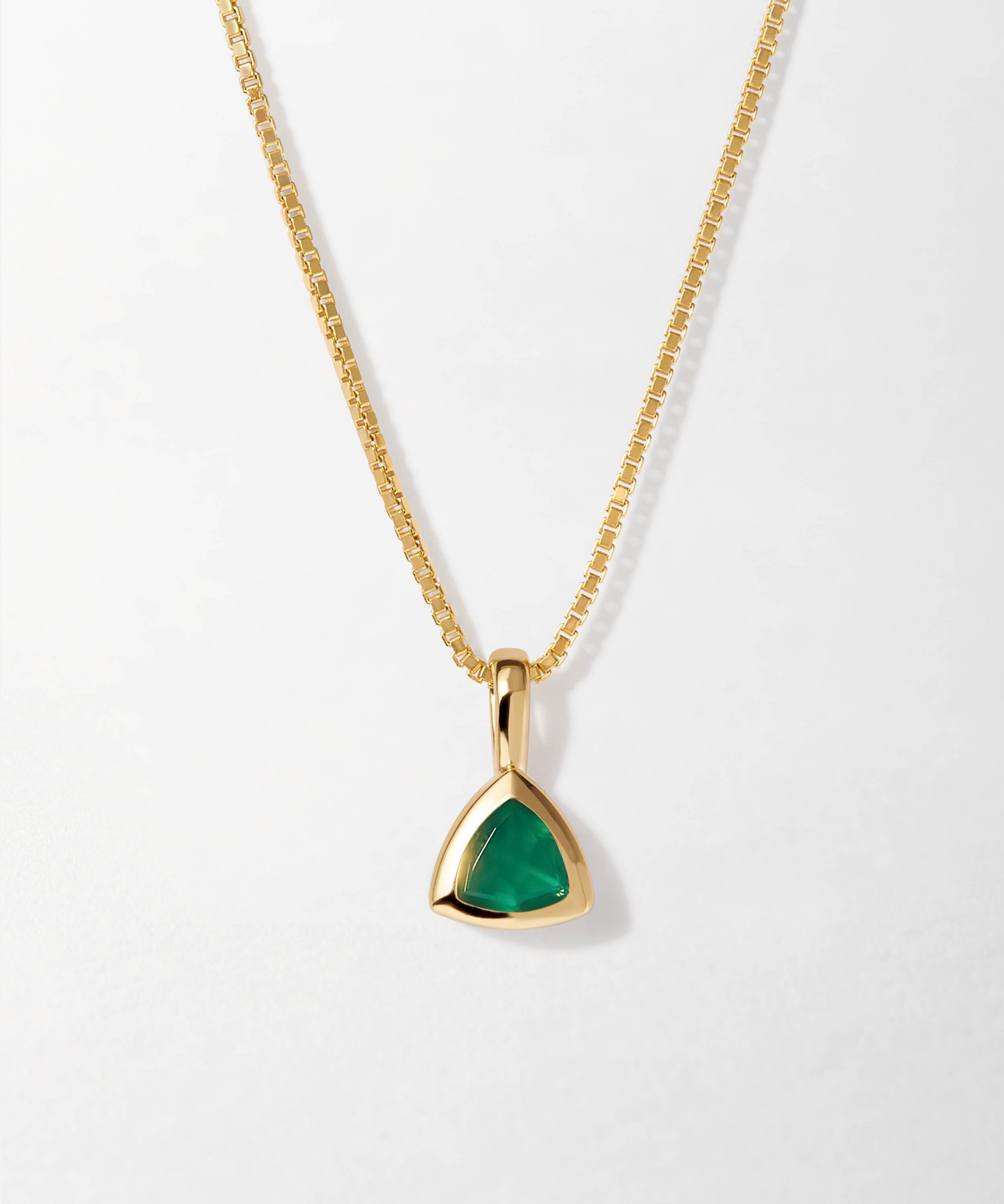 Colar Triângulo Pedra do Mês - Maio (Ônix Verde) - Ouro 18K | SILLENE
