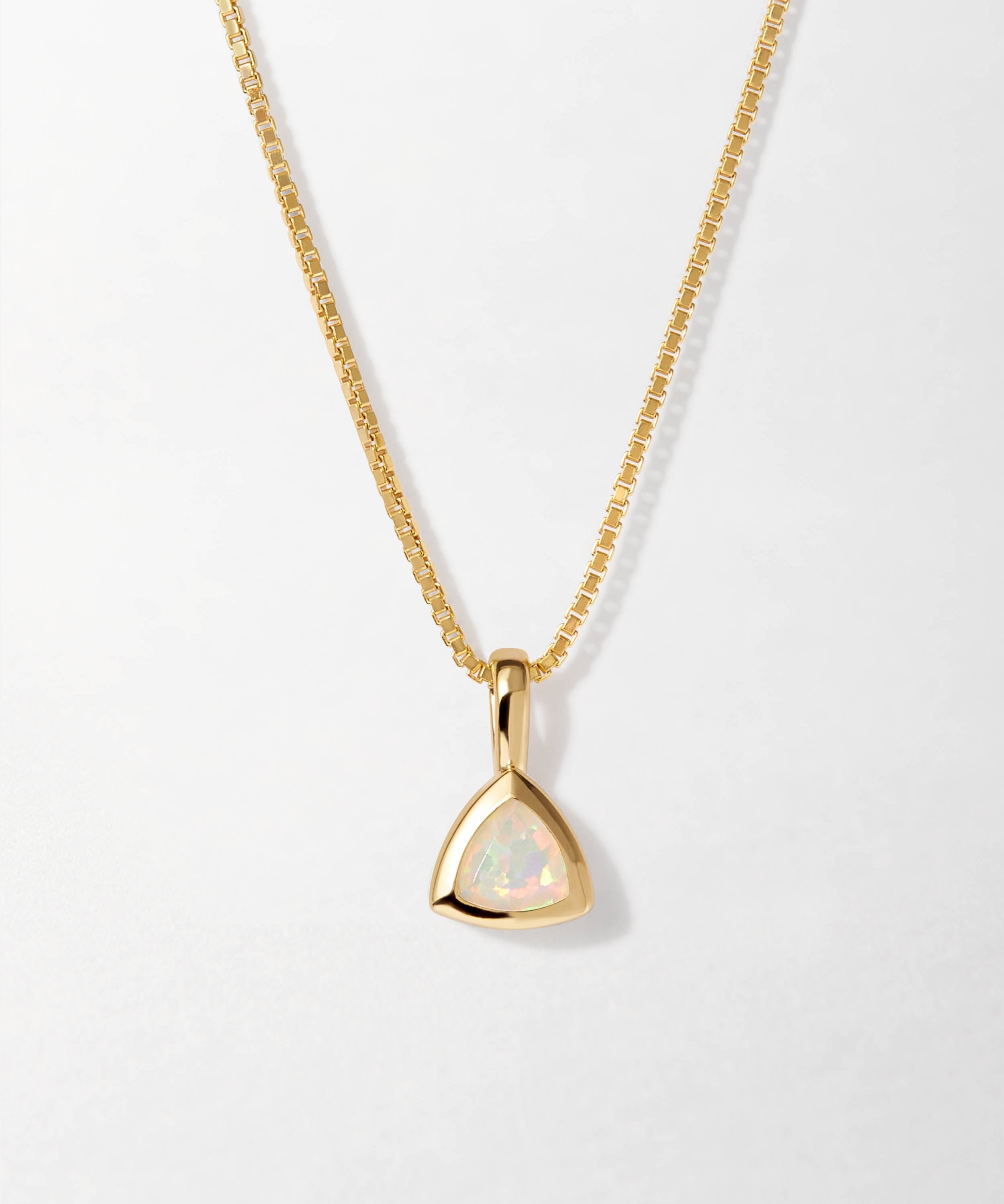 Colar Triângulo Pedra do Mês - Outubro (Opala) - Ouro 18K | SILLENE