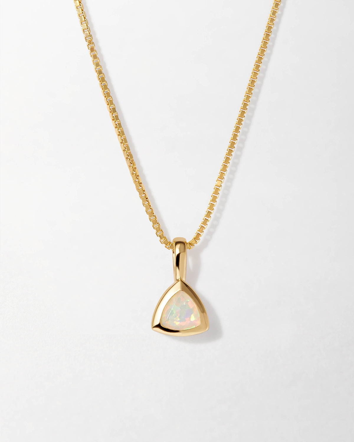 Colar Triângulo Pedra do Mês - Outubro (Opala) - Ouro 18K | SILLENE