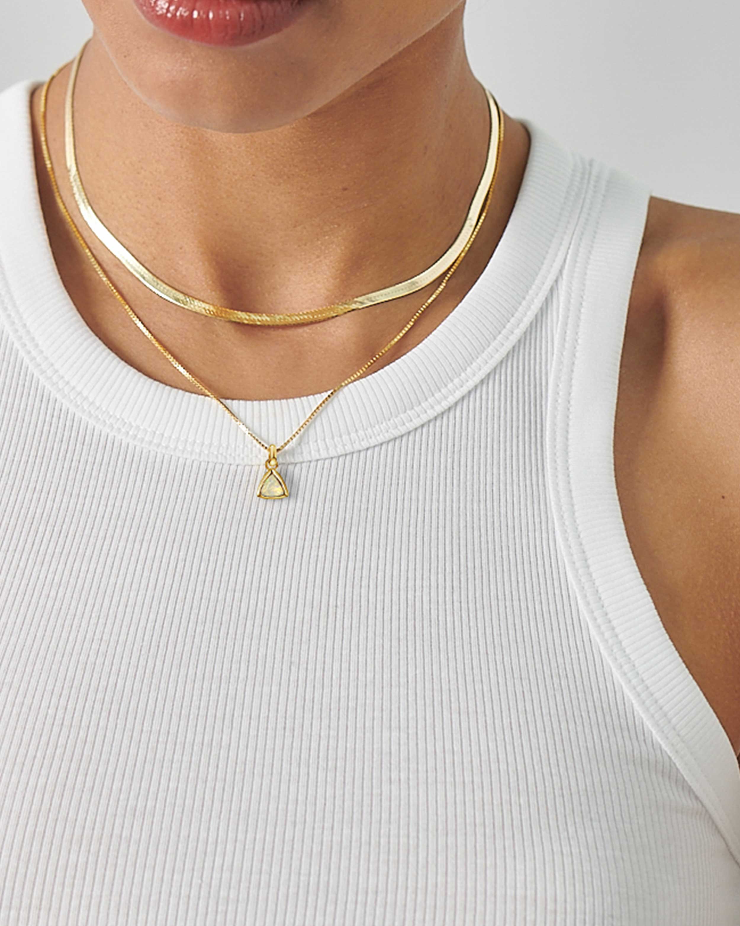 Colar Triângulo Pedra do Mês - Outubro (Opala) - Ouro 18K | SILLENE