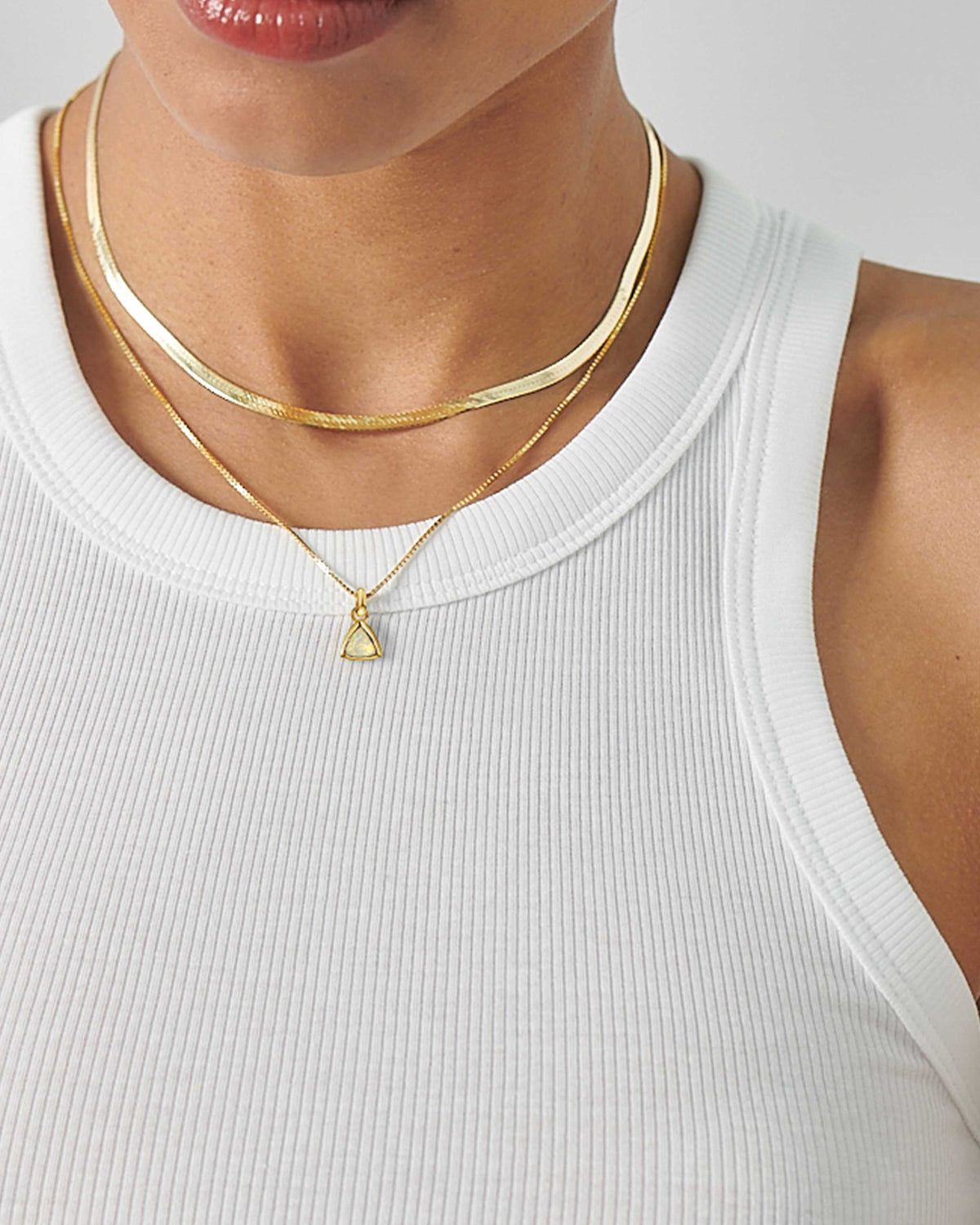 Colar Triângulo Pedra do Mês - Outubro (Opala) - Ouro 18K | SILLENE
